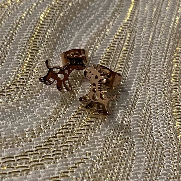 Adorable Smiling Giraffe Stud Earrings (Stainless Steel, Rose Gold Tone) 🦒 - Picture 3 of 3